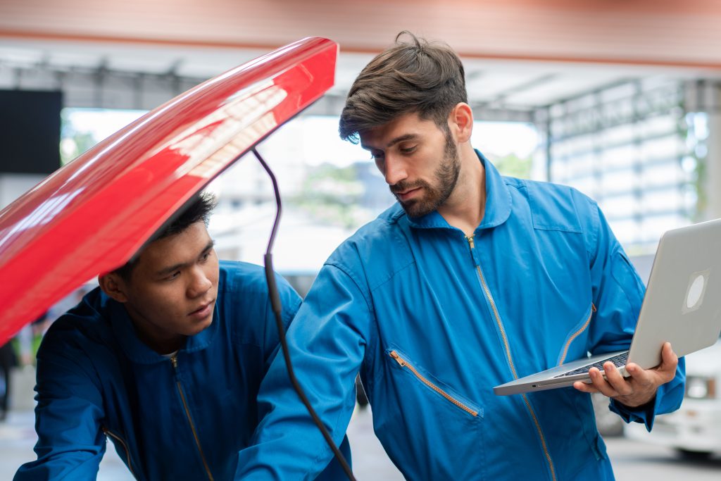 Fachkräfte arbeiten an der Entwicklung eines Automobils