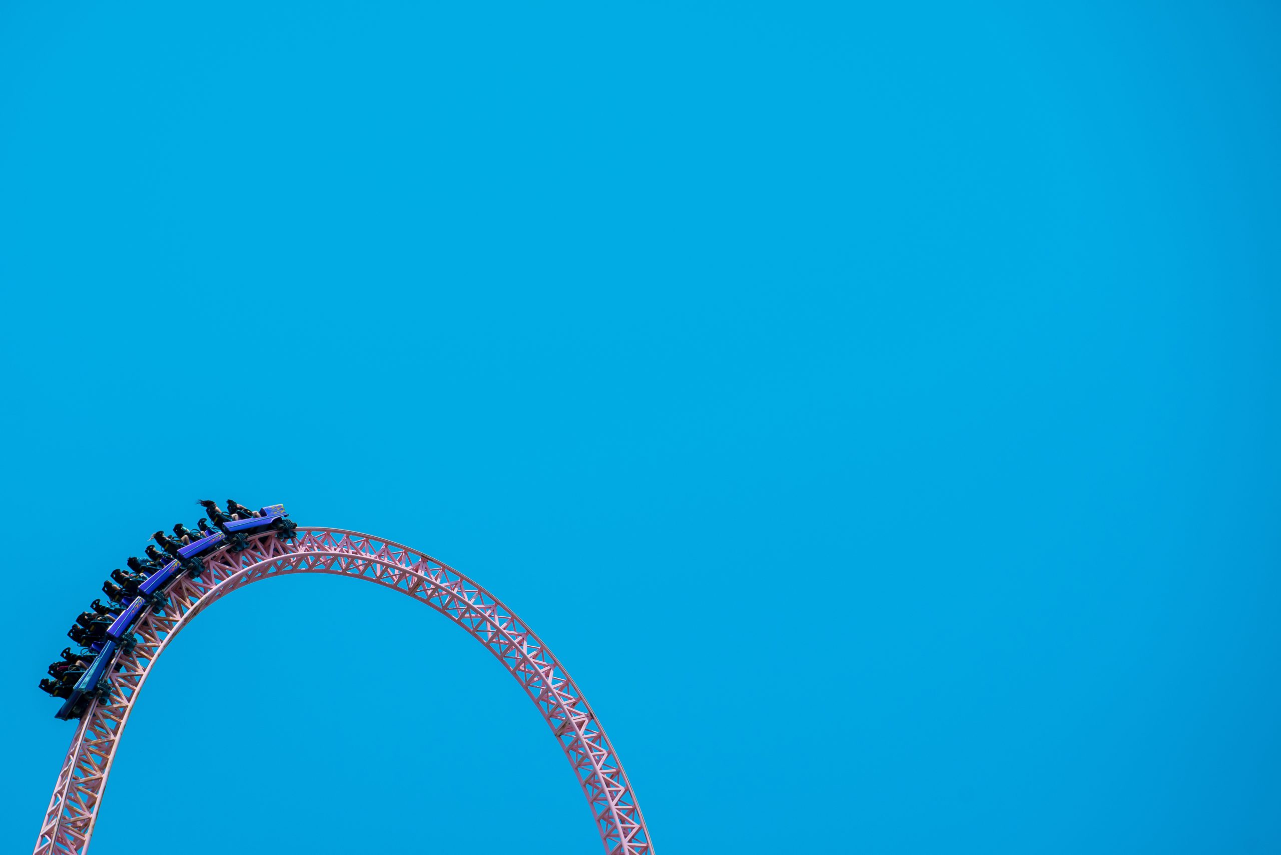 Achterbahn und blauer Himmel