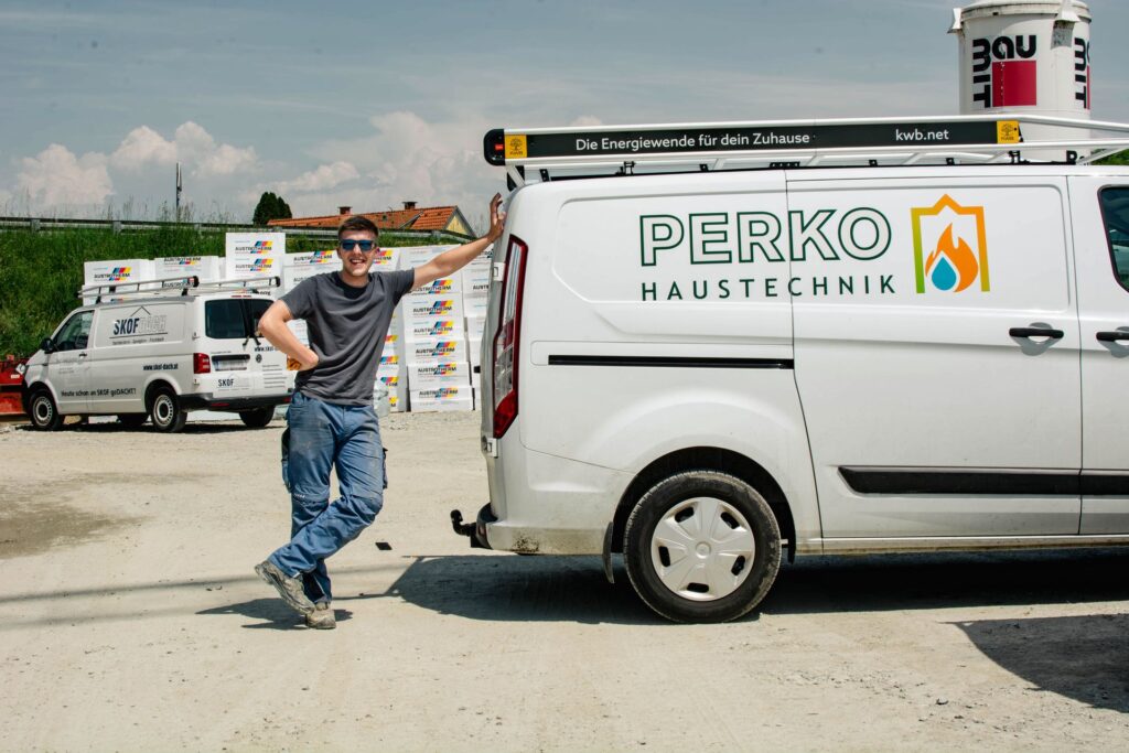 Perko Haustechnik mitarbeiter lehnt sich an Firmenbus an .
