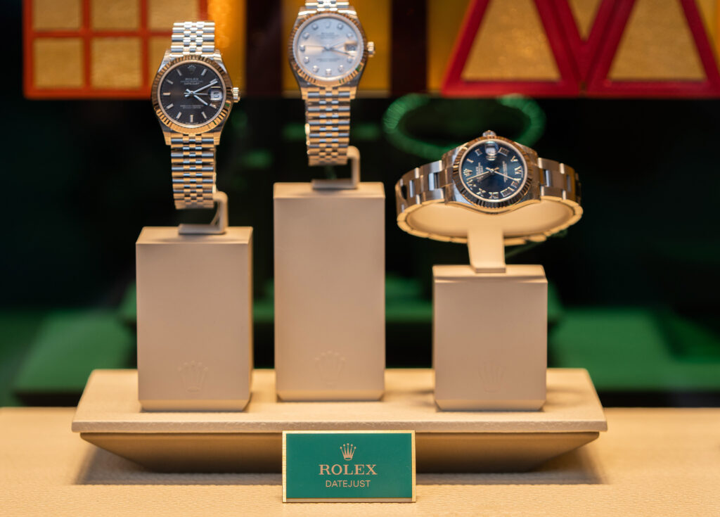 Rolex Datejust-Modelle in einer Auslage