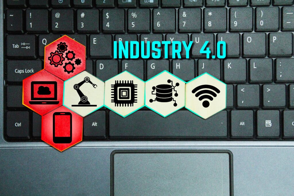 Tastatur darauf ein Bild eingeblendet mit Industry 4.0 drei roten und vier hellen Icons mit Symbolen