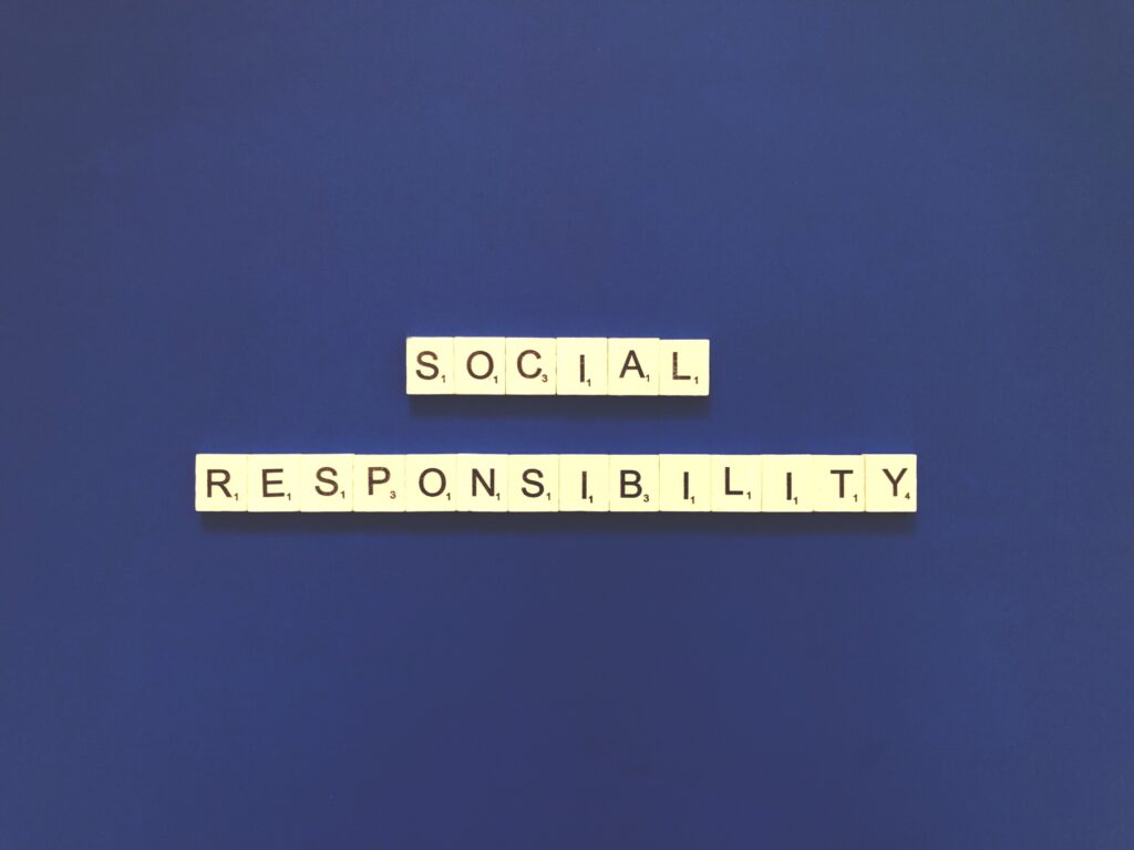 Blauer Hintergrund mit den Buchstaben Social Responsibility